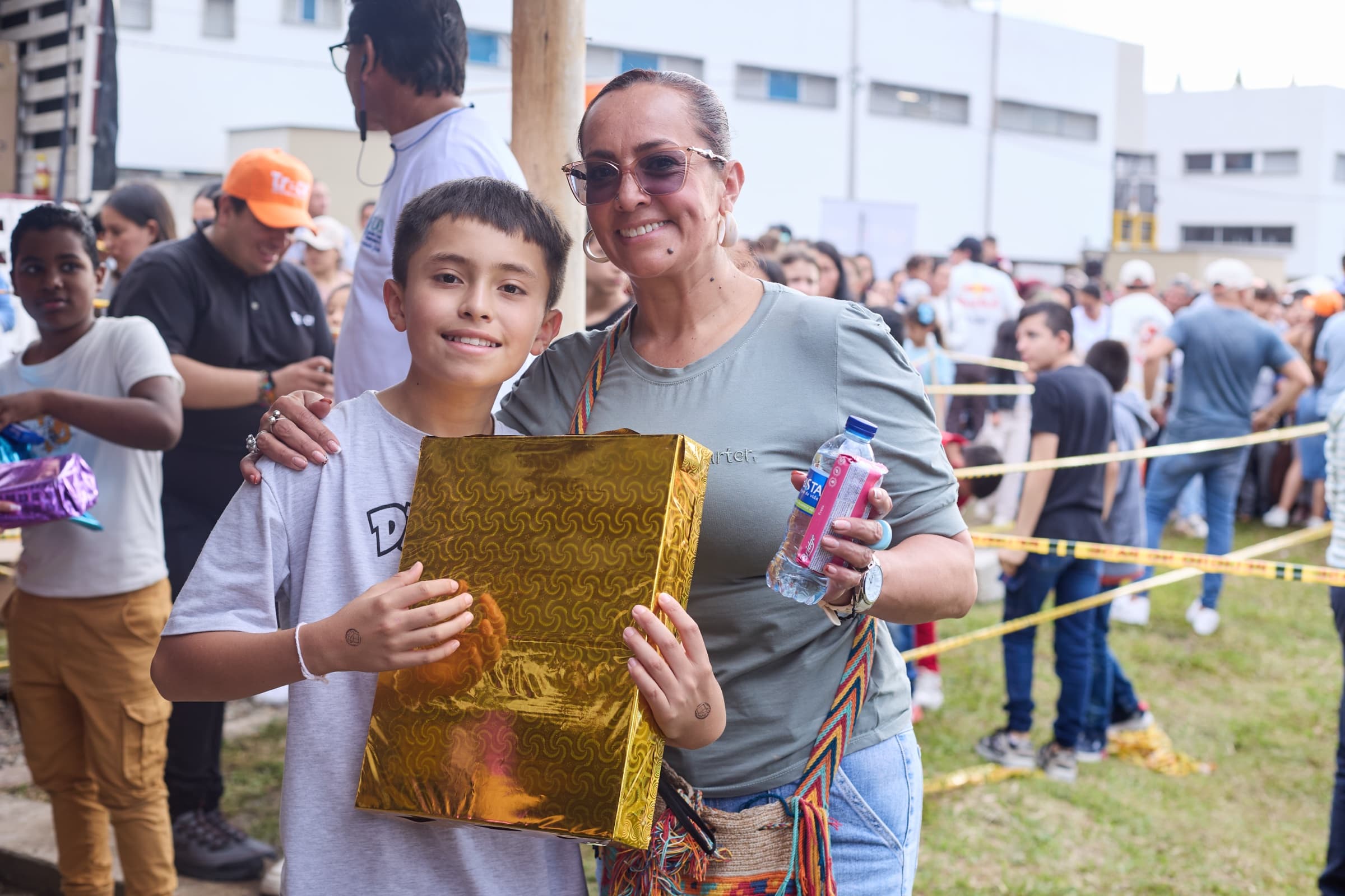 Madre e hijo recibiendo regalo en evento BHR