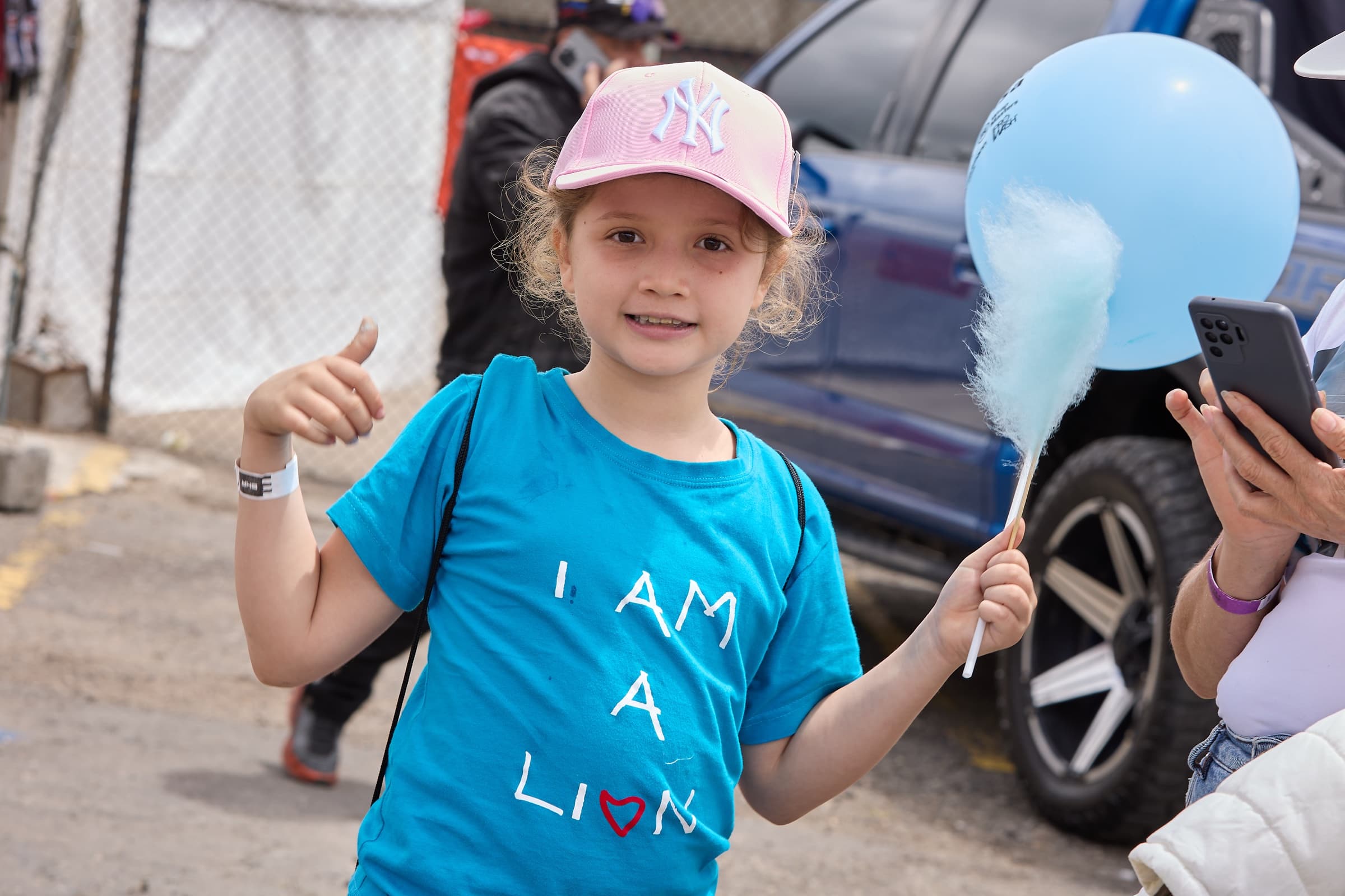 Niña disfrutando algodón de azúcar en evento BHR