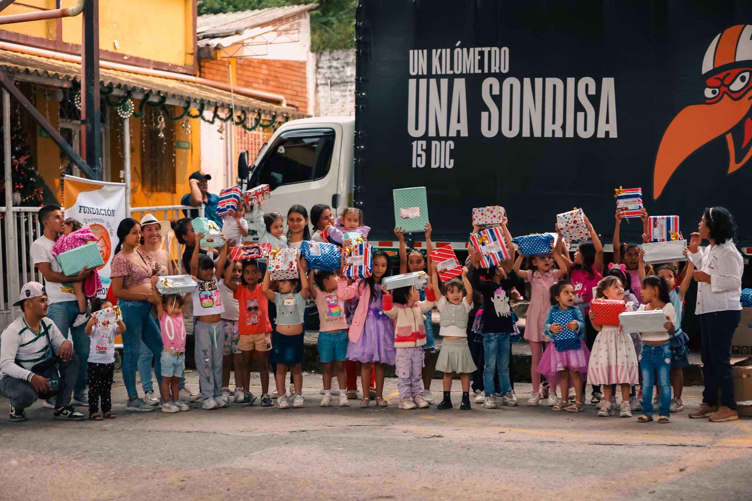 Niños con regalos en Un Kilómetro Una Sonrisa